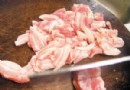 五花肉炒牛蒡