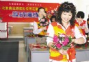 北京：插花高手演练奥运颁奖礼仪用花束（图）