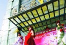 北京莱太“花”妆节6000多片花瓣装饰晚礼服