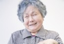 青岛市退休老人焦女士家仙人球一夜花开四朵