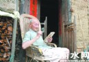 不忍菜地被水冲毁 九旬老翁种下600米防洪林