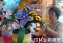 苏州观前街艺人手工制作纸花工艺品栩栩如生
