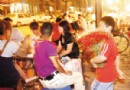 一晚辗转多家摊 九岁男孩卖花声称“养爸妈”