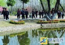 浙江：南湖鲜花争相开放 学校师生先睹为快