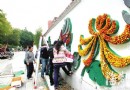 墙体也能当花盆  各色菊花一朵一朵地插上去