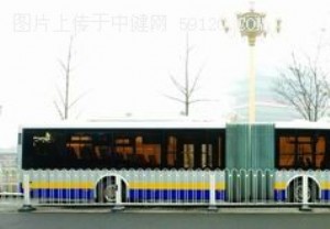 快速公交上路首日即遇故障 拉杆扶手太高
