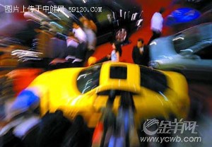 年底车市暴涌“降价万元户” 经销商称降得离谱