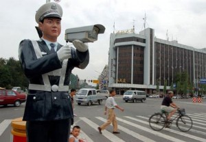 组图：哈尔滨首次使用仿真交通警察