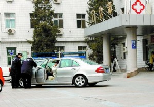 羽凡驾奔驰出事 撞伤行人主动报警(图)