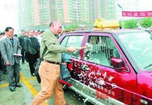 广州市民手持铁锤砸烂70克隆车租车