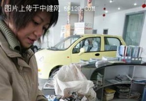女子用数万个硬币买车累坏银行数钱人[图]