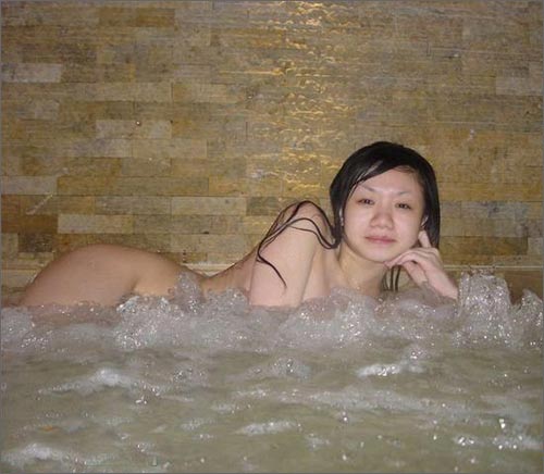 北大浴女“裸”图性挑逗（图片）